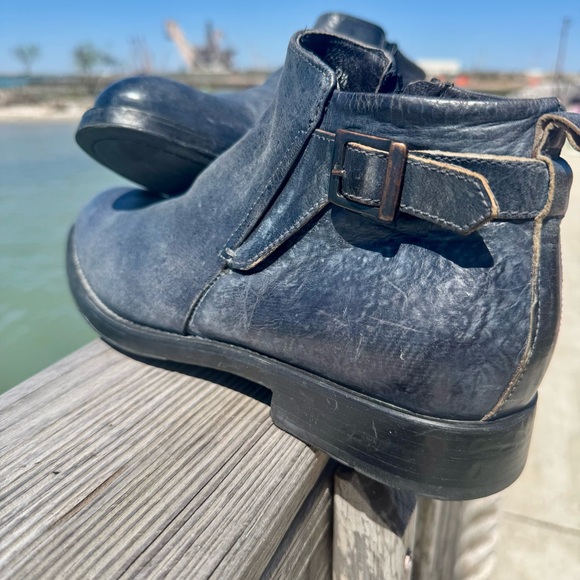 Bacco Bucci Black Chukka Boots with Leather Finish main image 7